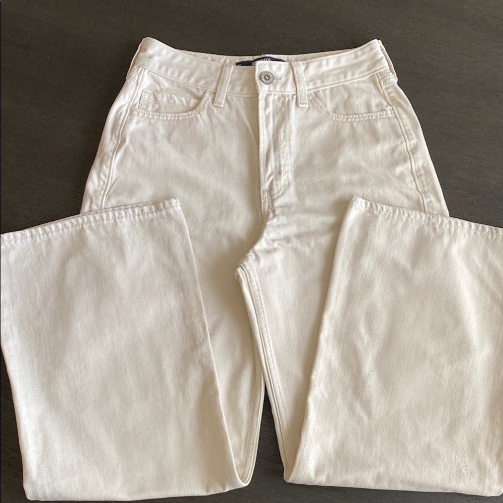 Hollister Ultra High-Rise Baggy Jeans in Cream